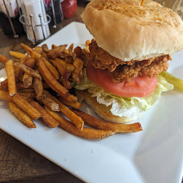 Chicken Sandwich w Fries