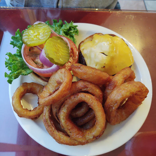 Cheeseburger with Onion Rings