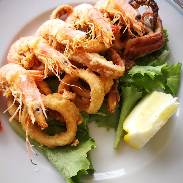Frittura Di Gamberi E Calamari Fritti