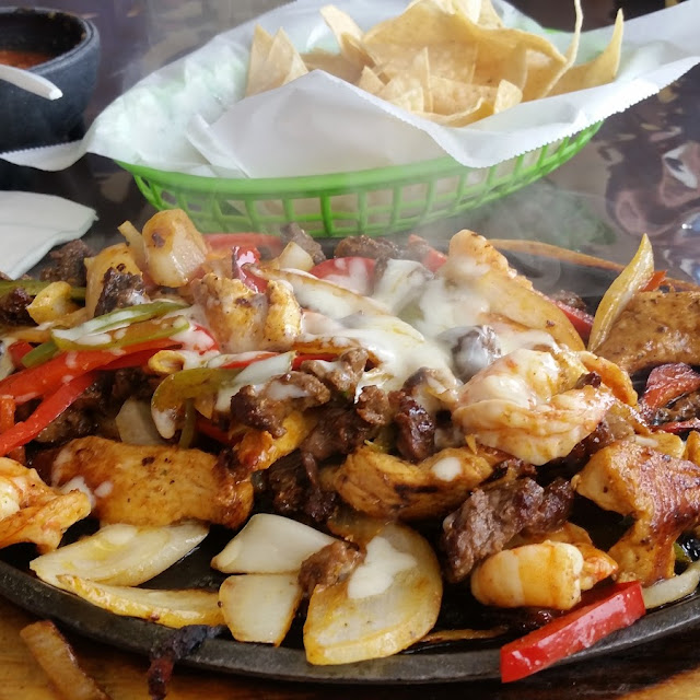 Fajitas de Res Pollo Y Camaron
