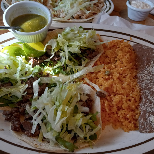 Tacos de Carne Con Arroz Y Frijoles