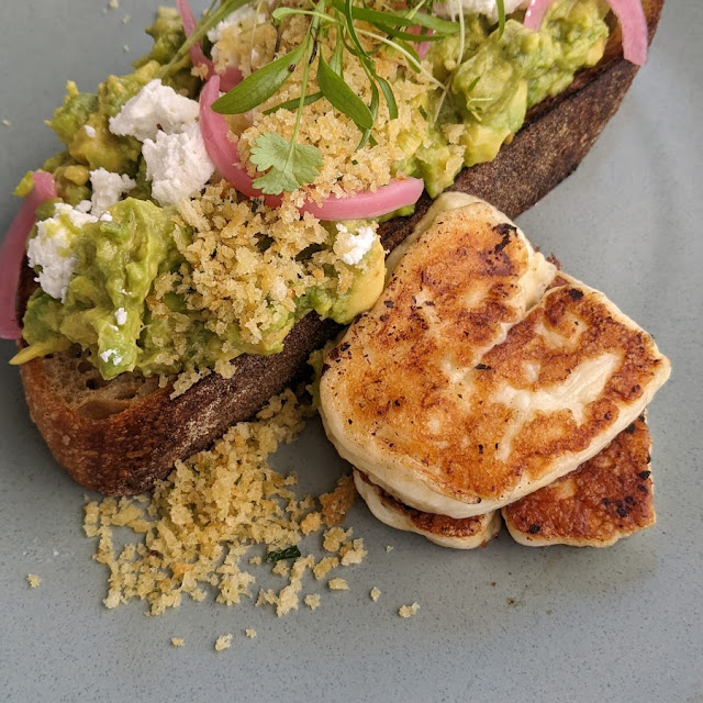 Smashed Avo with Halloumi