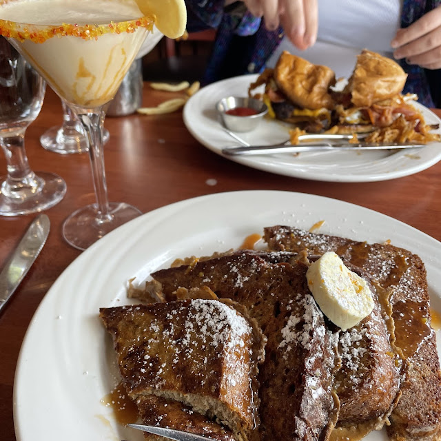 Traditional French Toast and Crispy Bacon