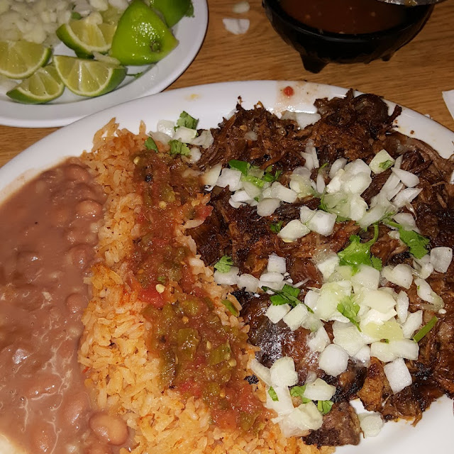 Birria De Chivo Y Barbacoa De Borrego Dorada