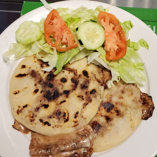 Pupusas Revueltas de Queso Y Frijoles