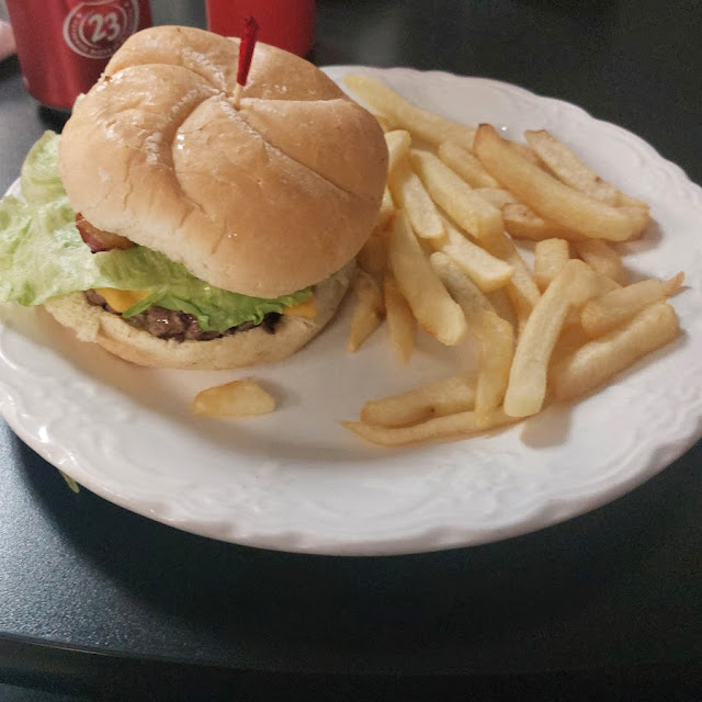 Cheeseburger with Fries