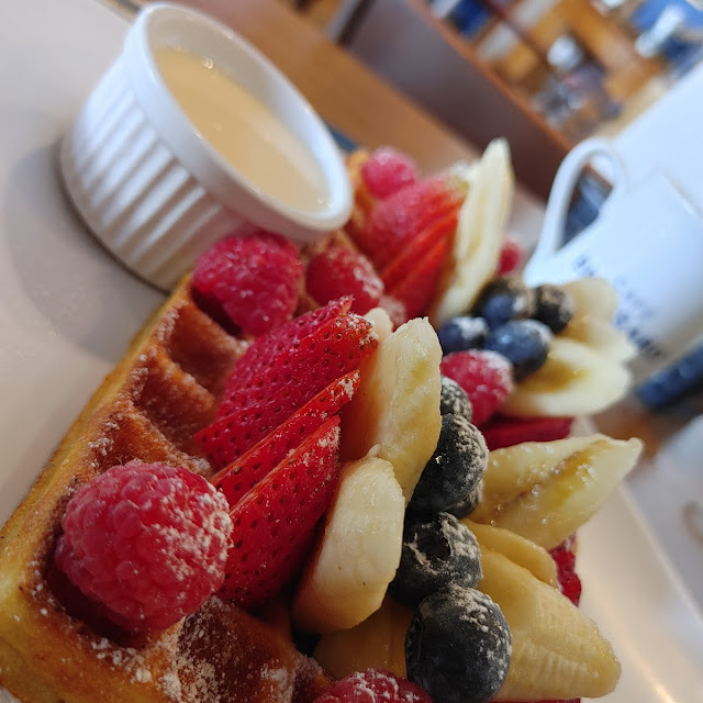 Gaufres Avec Fruit Et Crème Anglaise