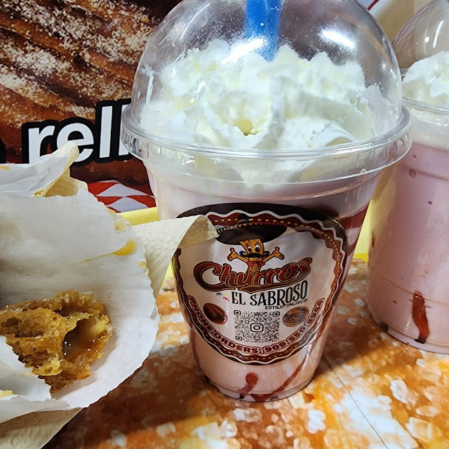 Churro Relleno Y Malteada De Fresa