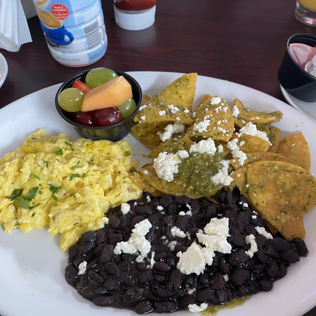 Chilaquiles Con Frijoles Y Huevo Revuelto