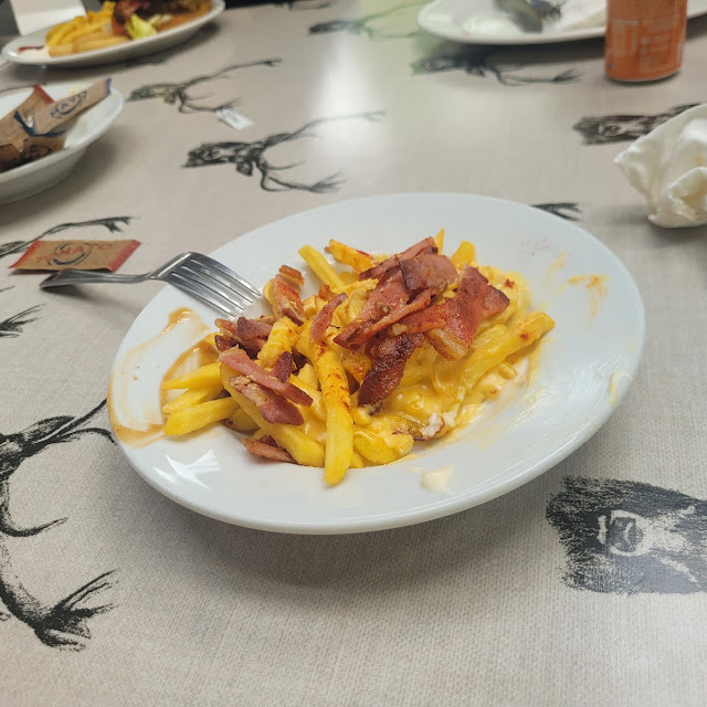 Fries with Bacin Cheese Sauce & Paprika