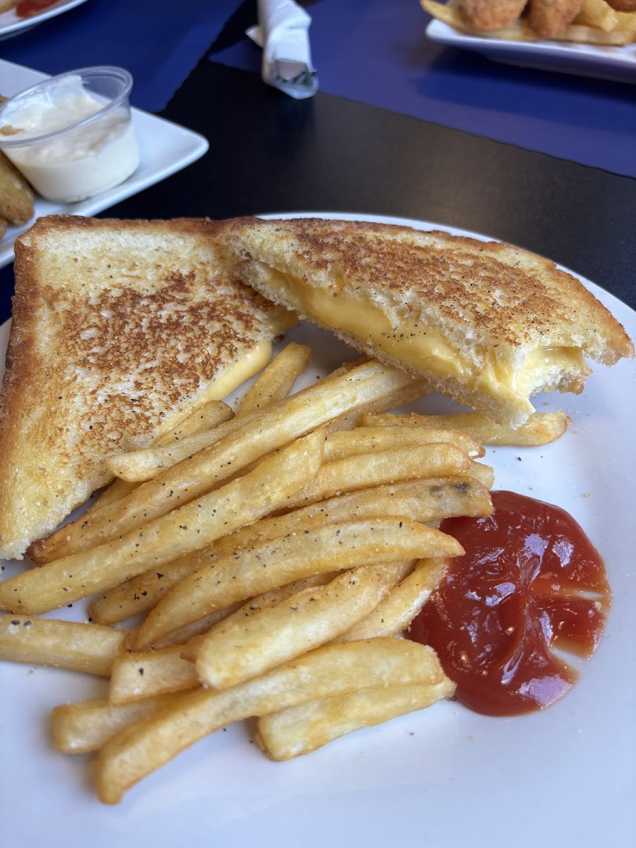 Dina's By The Sea