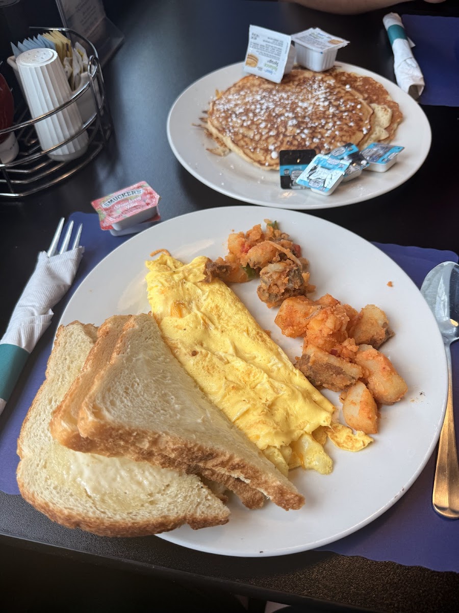 Dina's By The Sea