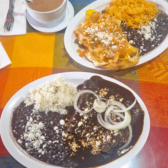 Enchiladas de Mole Negro Y Huevos Rancheros Con Frijoles Y Arroz