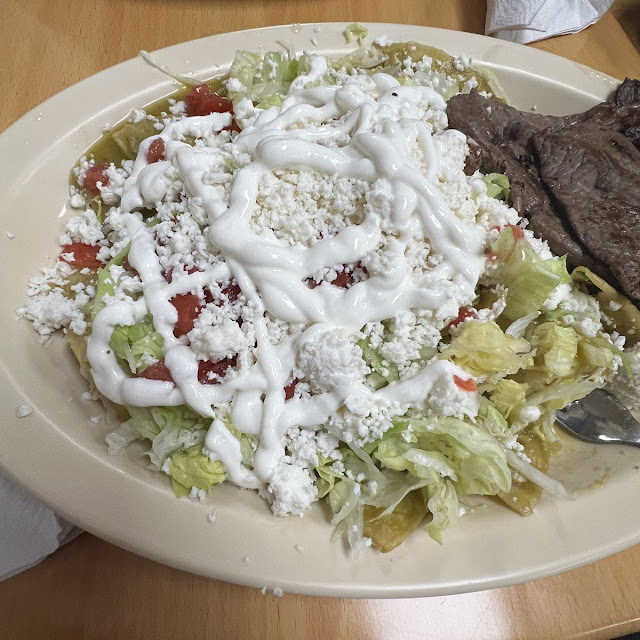 Chilaquiles Con Bistek Rojo