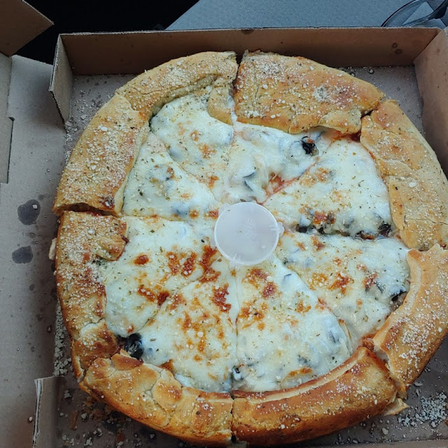 Medium Pan dbl Cheese Sausage Onion Mushroom Black Olives