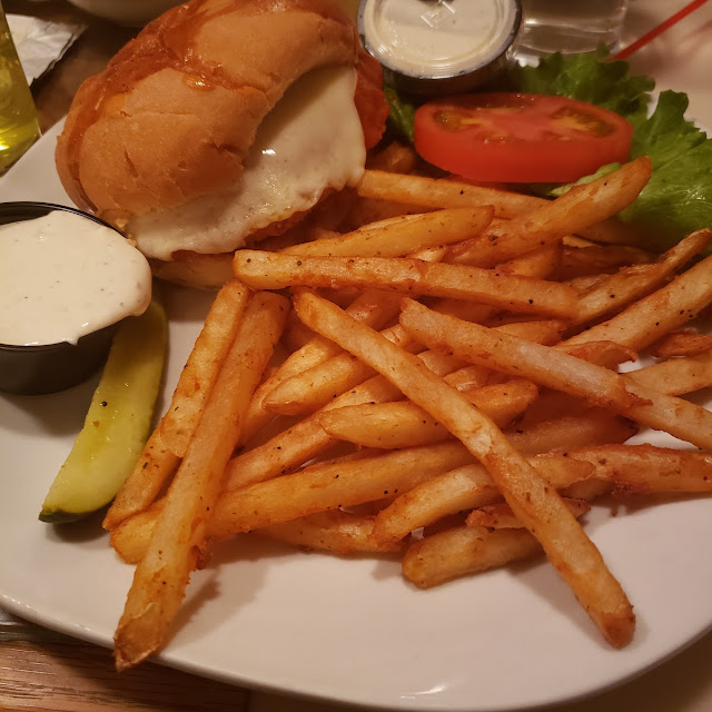 Baffalo Chicken Sandwich w Garlic Fries