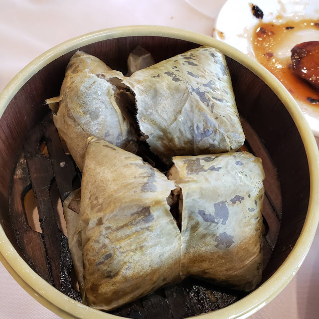 荷葉糯米雞 sticky rice wrapped in lotus leaf