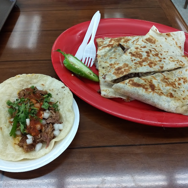 Quesadilla de Asada Y Un Taco de Birria de Res