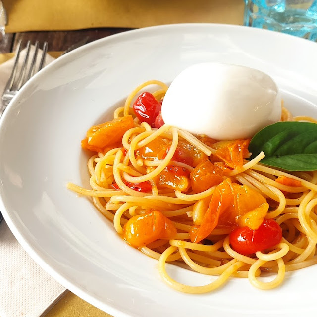Spaghetti Al Pomodorino Fresco Giallo E Rosso Con Burrata