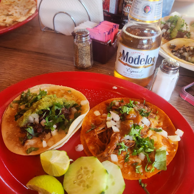 Quesa Birria Taco Y Taco De Cabeza