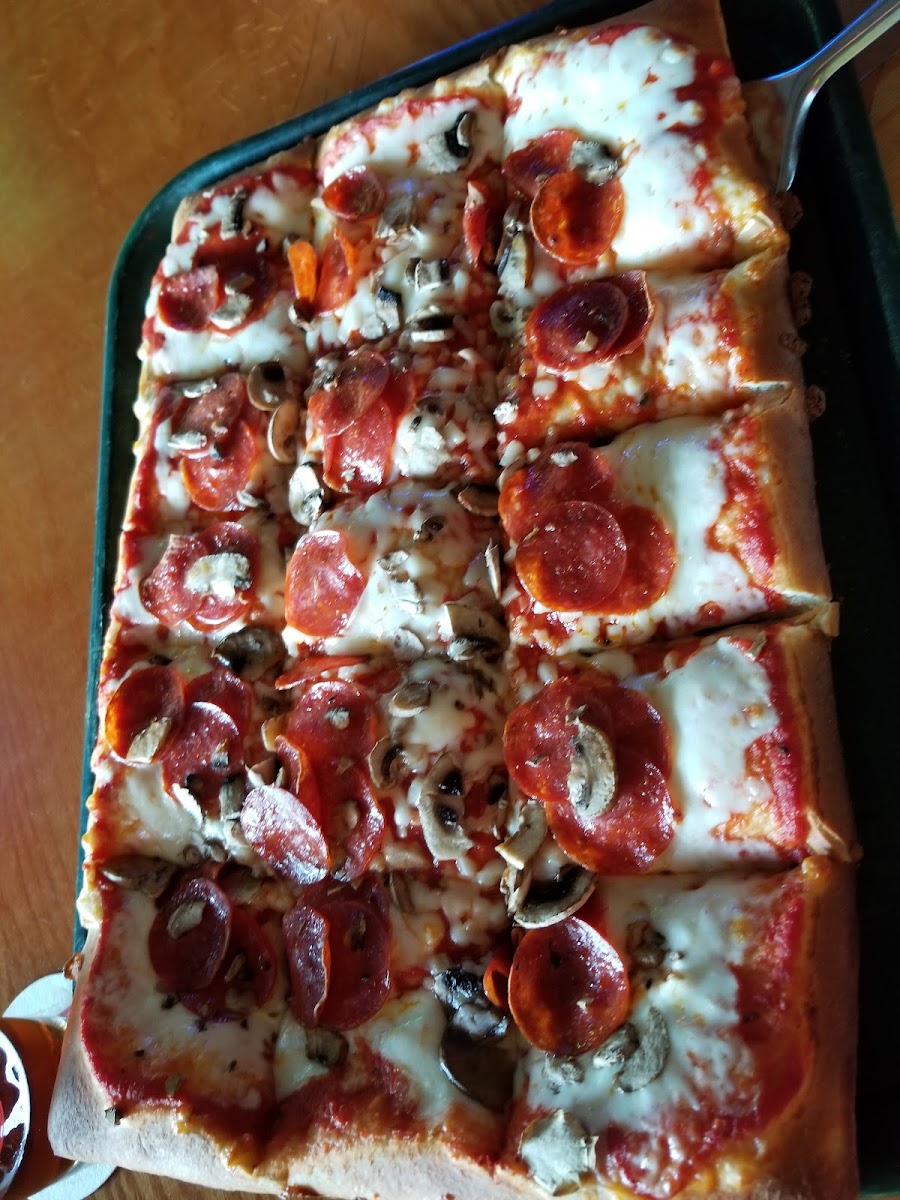 Hotel Loyal Pizza