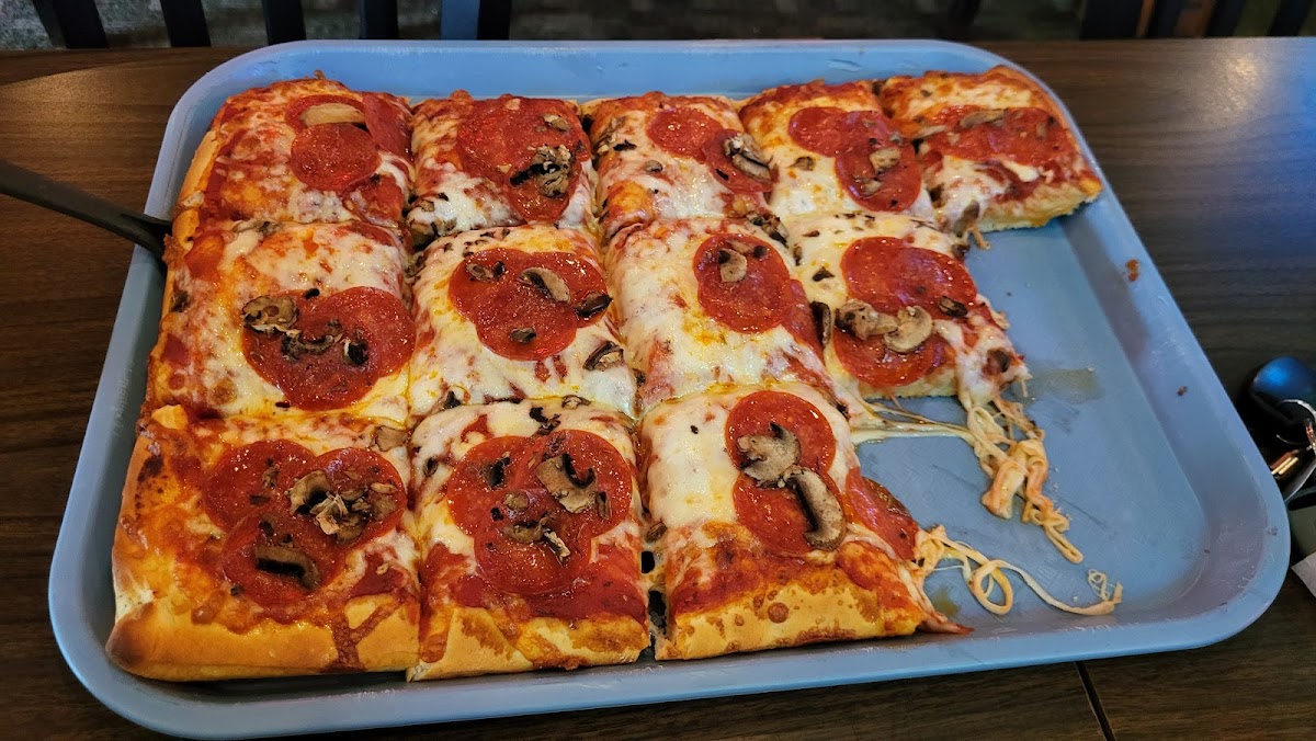 Hotel Loyal Pizza