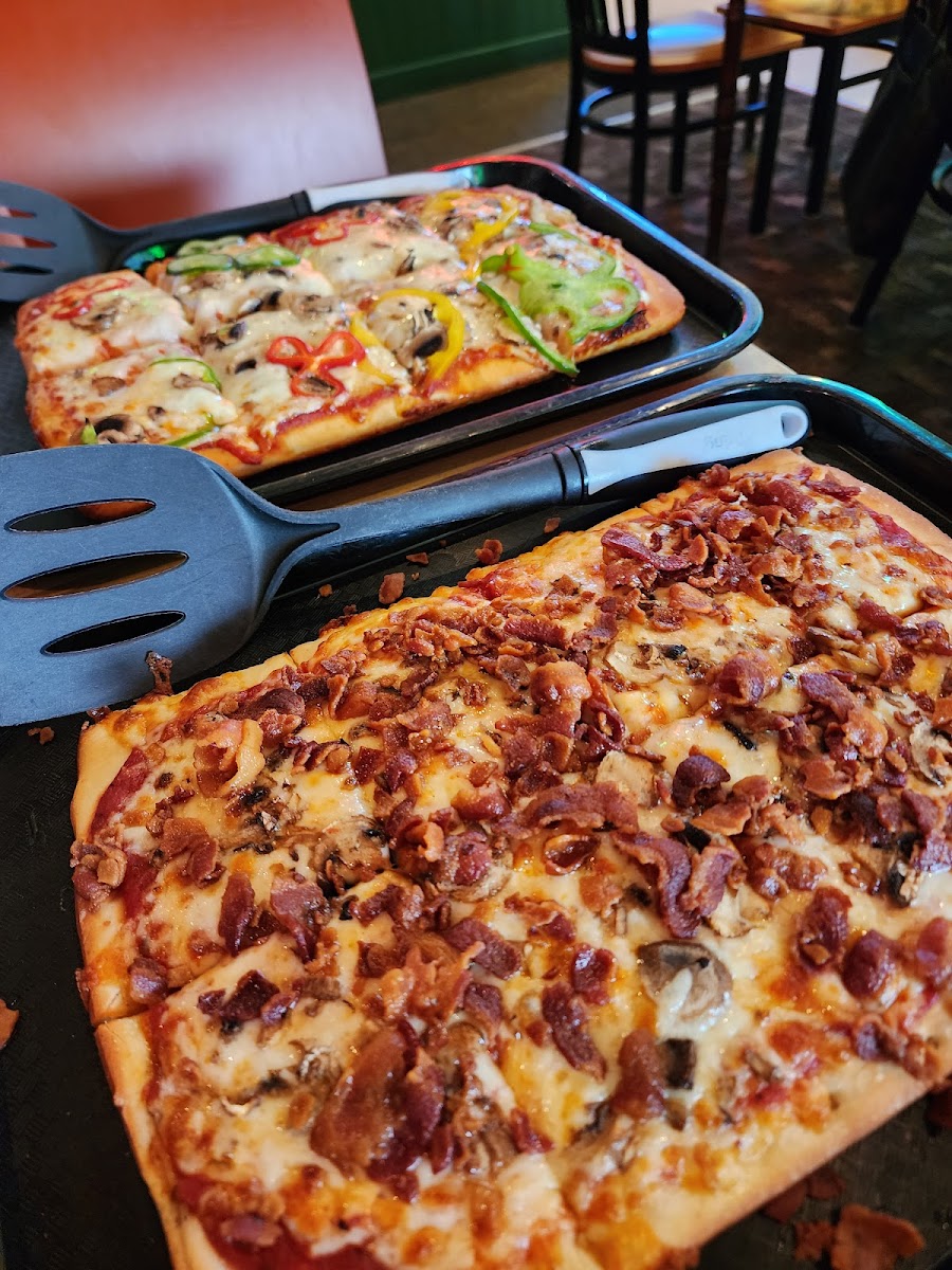 Hotel Loyal Pizza