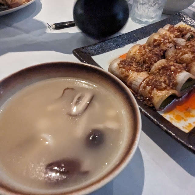 steamed chicken black truffle soup dumpling 6 黑松露小笼包6