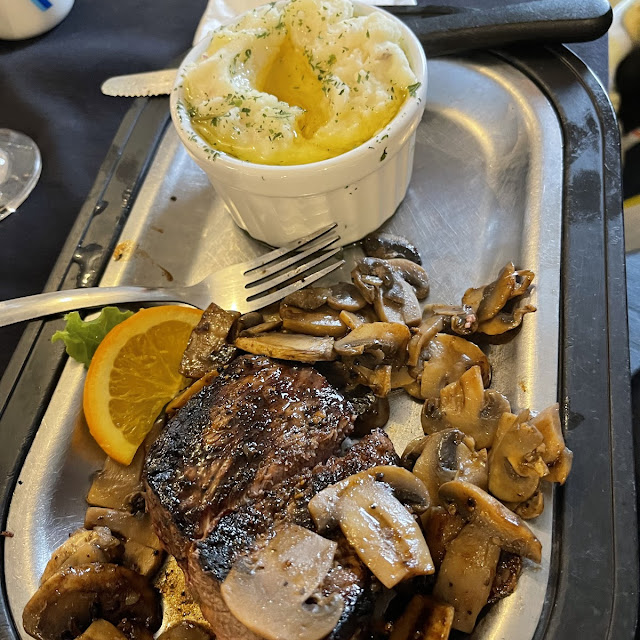 Sirloin with Mushrooms and Mashed Potatoes
