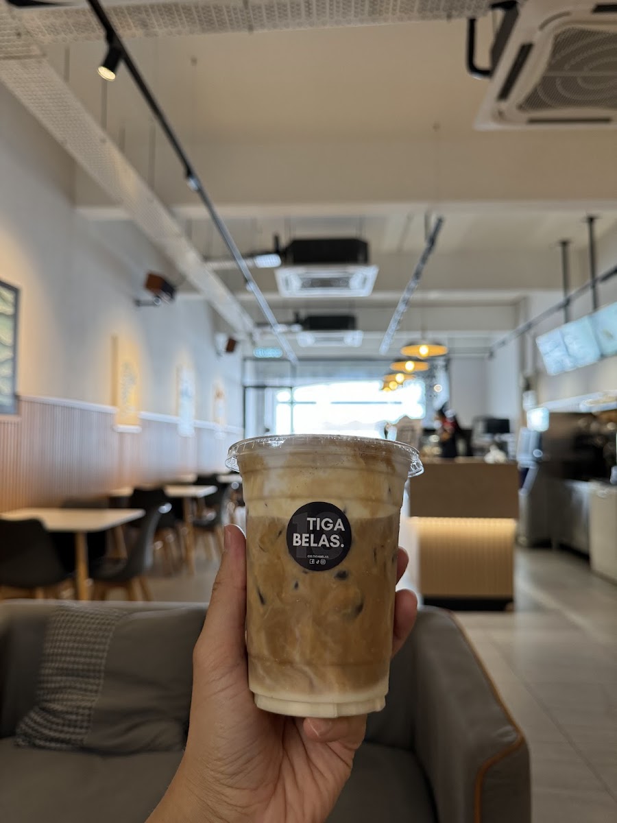 KAFE TIGA BELAS