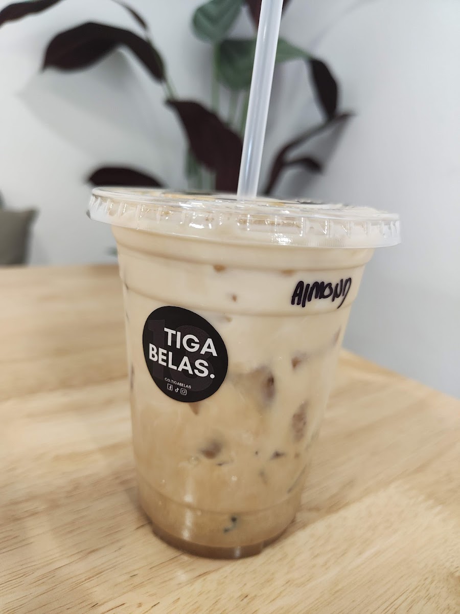 KAFE TIGA BELAS