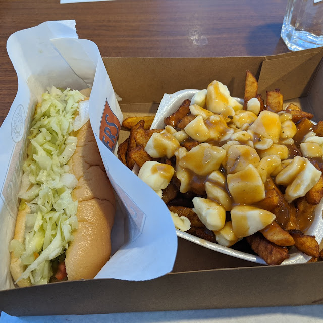 Hot Dog Vapeur Et Petite Poutine
