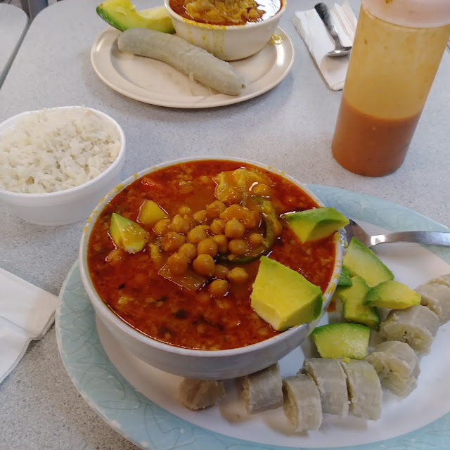 Mondongo Con Patitaz Y Garbanzos Guineo Aguacate
