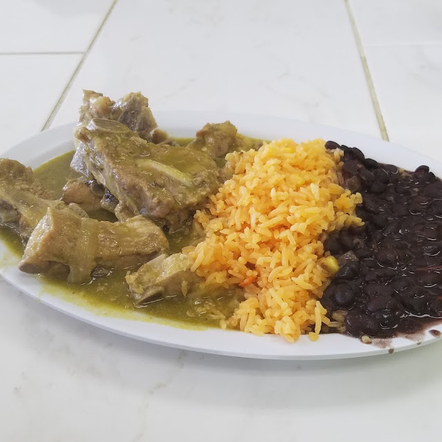 Carnitas En Salsa Verde Con Arroz Y Frijoles