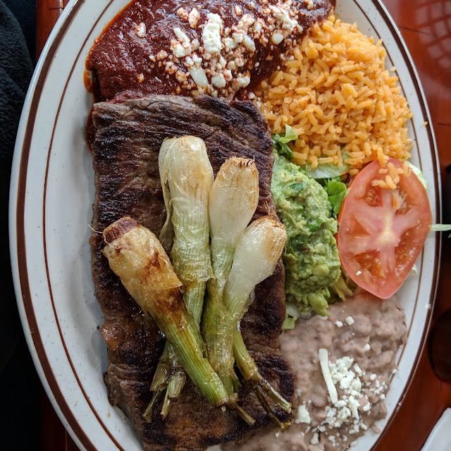 Pechuga a La Plancha Y Tamal Con Mole