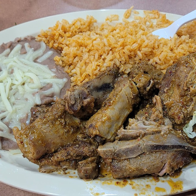 Costillas De Cerdo Aroz Y Frijoles Con Ensalada Y Tortillas De Maiz