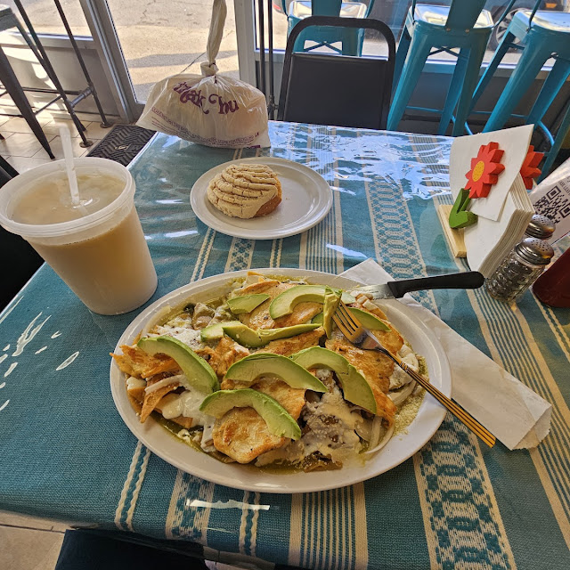 Chilaquiles de Pollo Con Aguacate