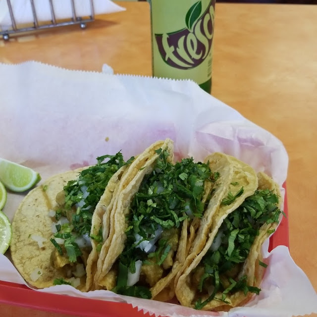 Tacos de Chicharron En Salsa Verde