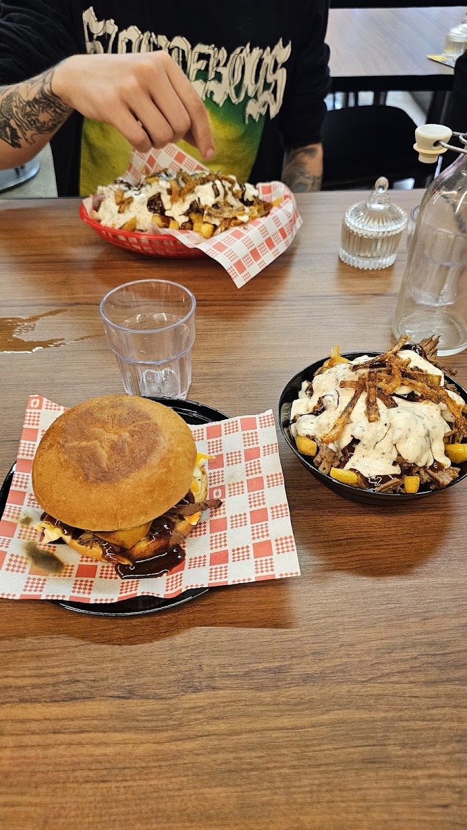 MAD GRILLZ SMOKEHOUSE GLENMORE PARK