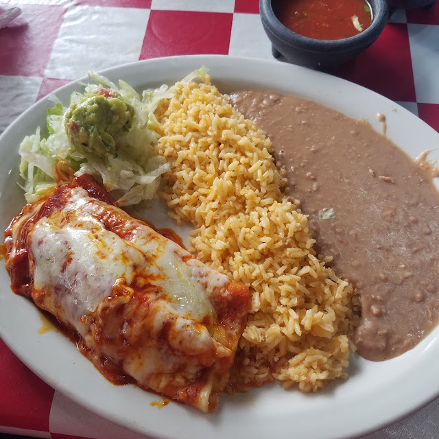 Una Enchilada de Queso O Carne Arroz Y Frijoles