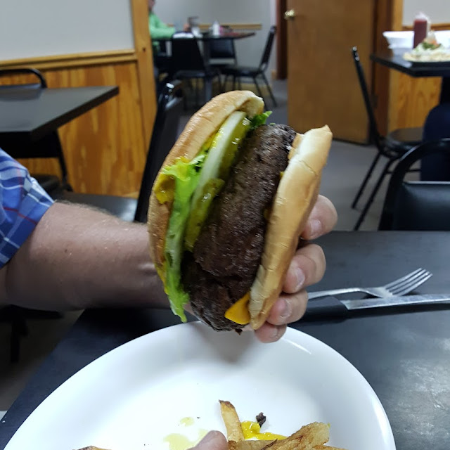 Burger Deluxe Cheeseburger
