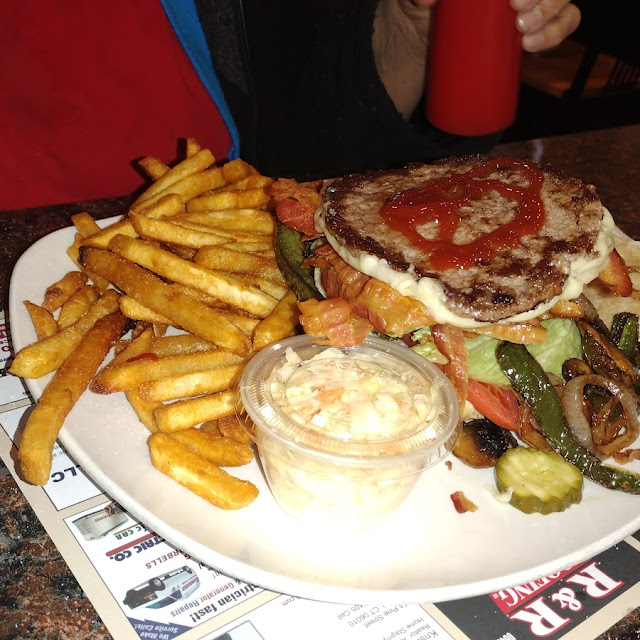 Max Cheeseburger with Onions and Pepps