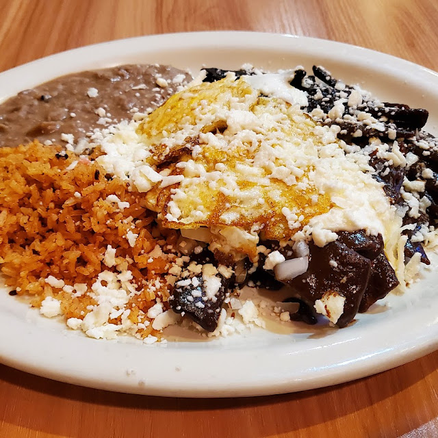 Chilaquiles De Mole Con Huevos