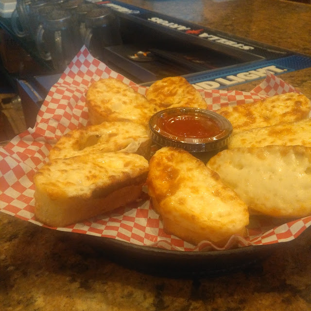 Garlic Bread with Cheese Marinara Sauce