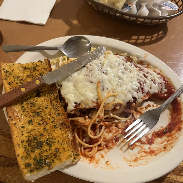 Lasagna Lunch w Garlic Bread