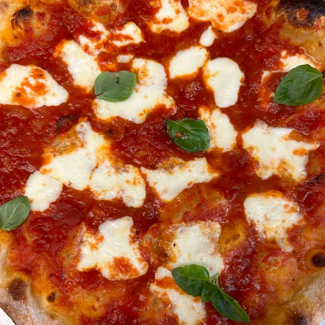Hand Tossed Pizza w Fresh Buffalo Mozz