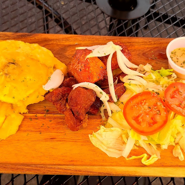 Carne Frita Con Tostones Y Ensalada