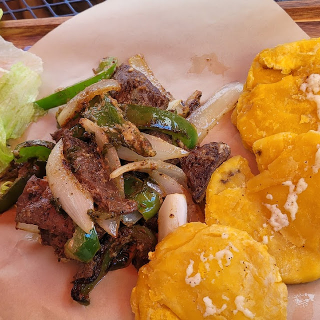 Churrasco Con Tostones Y Ensalada