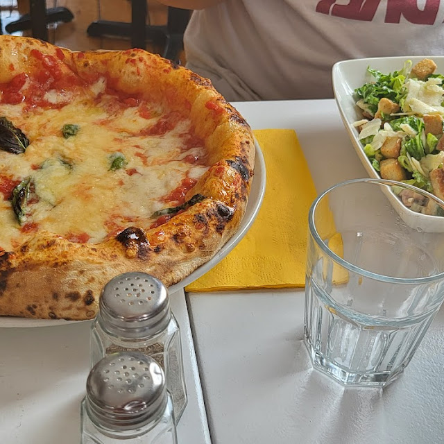 Salade César Et Pizza Margherita