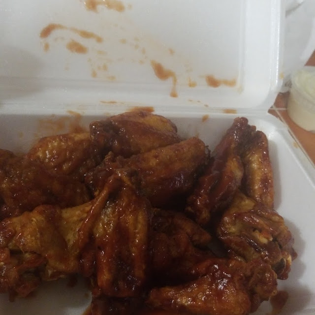 BBQ Wings Well Done & Slice Extra Cheese Pizza